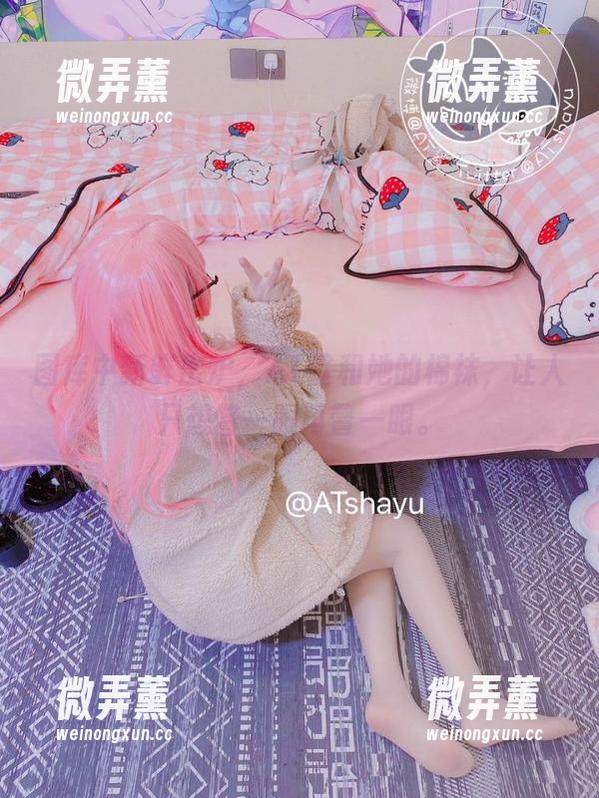 AT鲨 图库中新鲜出炉,AT鲨和她的棉袜,让人只想瞥一眼再瞥一眼。