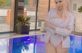 Alina Becker的短裤大放异彩，原图中意外的细节让你目不转睛，图片也挺有意思。