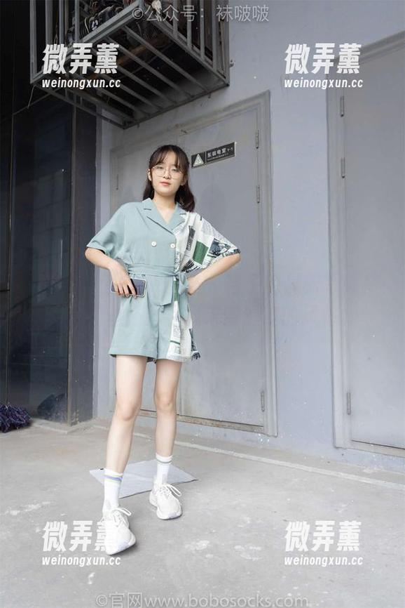 BoBoSocks袜啵啵 - 稚予的最新写真集，短黑丝搭配出我未曾想过的风格！
