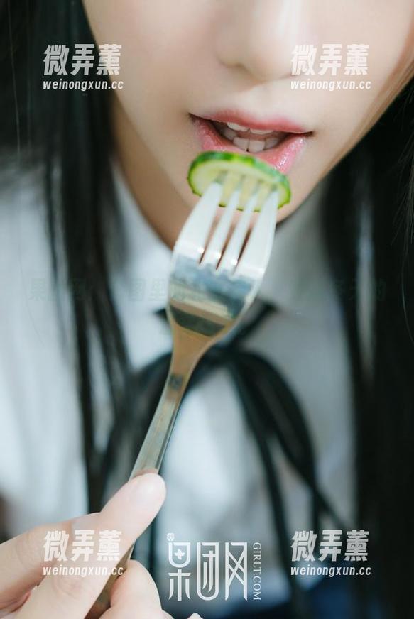 GIRLT果团网 果团网:套图里的北方佳人,穿越冬天的温柔资源。