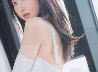 白裙系：HaNari(하나리)的写真，是尴尬还是美丽？