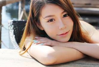 MyGirl美媛馆 – 在红裙的包围中，私房原图里藏着Evelyn艾莉难以言说的真实感。