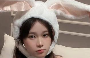 好吧，这个Sira(시라)的PureMedia合集还是蛮值得一看的，壁纸？其实我只想偷着放大。