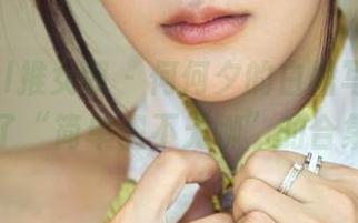 TuiGirl推女郎 – 何何夕的白裙写真，完美演绎了“简单但不无聊”的合集原则。