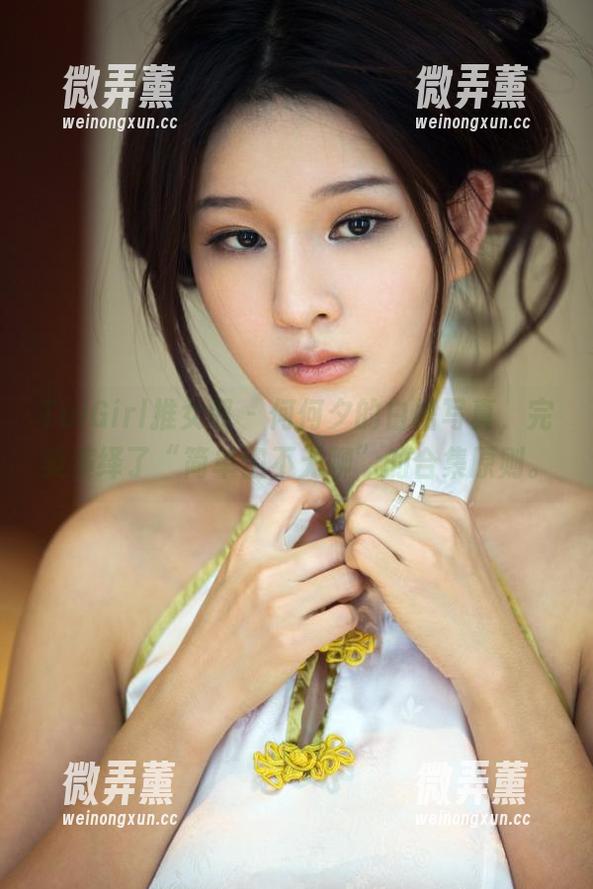 TuiGirl推女郎 - 何何夕的白裙写真，完美演绎了“简单但不无聊”的合集原则。