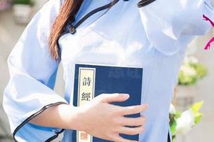 UGirls尤果网 – 精选自倪叶腾的“死库水”——水里的反射，总让我想低头看一下呢。