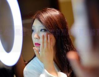 pans – 看兰心的黑丝写真，心里默默想着要是能下载到手就好了！
