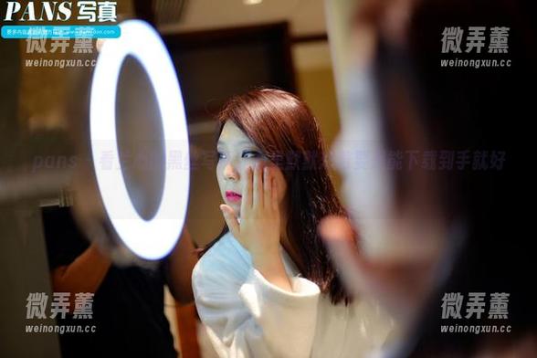 pans - 看兰心的黑丝写真，心里默默想着要是能下载到手就好了！