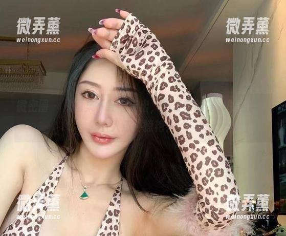 微密圈 - 从图集下载中走出，不爱笑的赛琳的黑网让人意外惊艳！