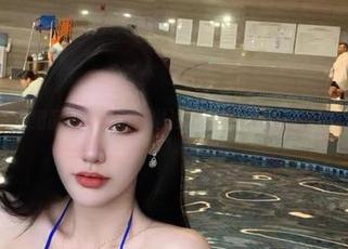 微密圈 – 细品不爱笑的赛琳泳池套图，水的倒影映出陌生