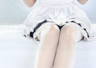 丽柜 – 原图中汐汐的神态，白丝勾勒的曲线…这禁忌的美。