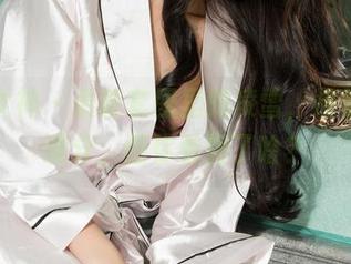 克拉女神 – 最新套图里的凌雪，吊带设计满分，但你看到了啥？