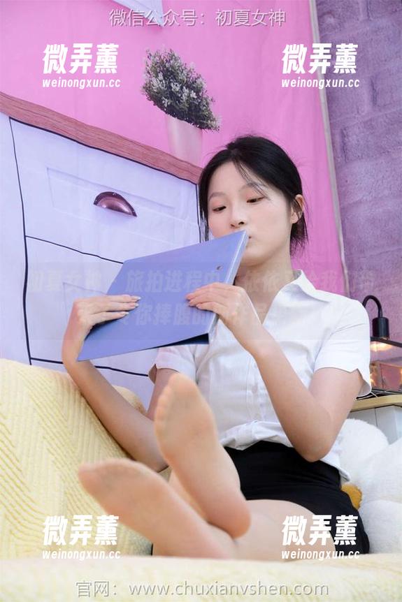 初夏女神-依依 初夏女神 - 旅拍进程中,依依又给我们带来了令你捧腹的新作品更新!