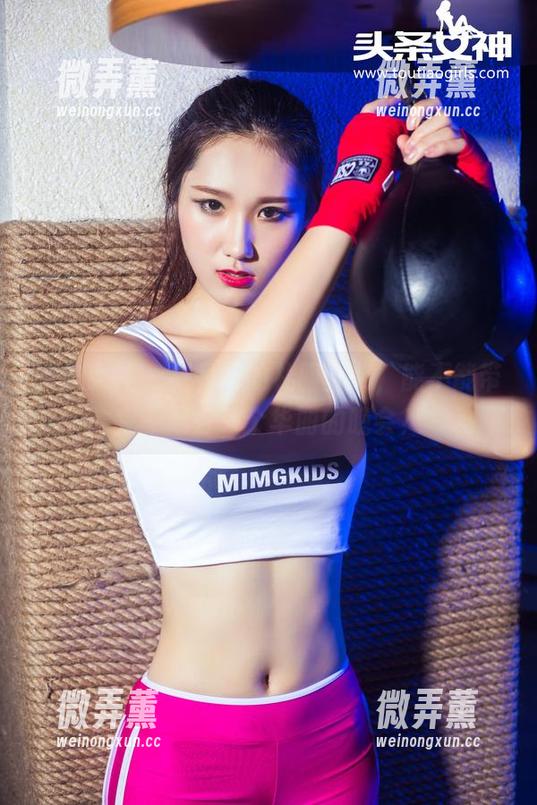 头条女神 - 杨曼妮的礼服合集，能不能带我一起去一个华丽的晚会？