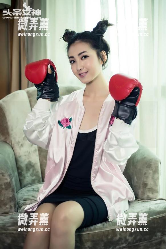 头条女神-查莉娅 头条女神 - 这组查莉娅的灰丝原图,看完让我想买灰色的袜子,结果买成了整条裤子,哈哈。