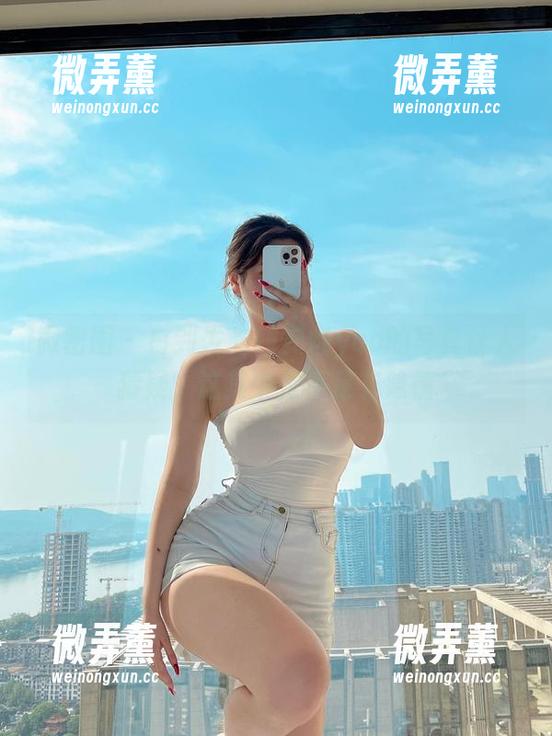 微密圈 - 白到发光！安妮yoo的写真让人猜疑，这其中是不是有隐情