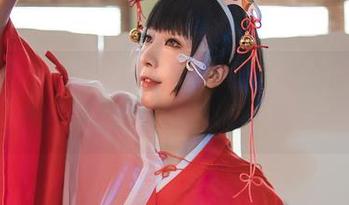 当小容仔咕咕咕w穿上女王装扮，整个画面就不一样，原图的魅力我等不及要看了！