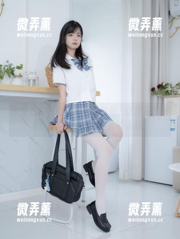 少女秩序-小满 少女秩序 - 小满的黑白私拍,这作品像是没找到出口的迷雾…说不清楚。