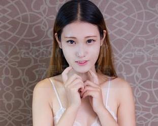 尤物馆 – 看！木木hanna又来了，她的定制美脚，果然是另类的欣赏。