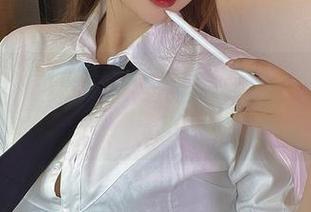 微密圈 – 张思允的写真集让人心动不已，油亮黑丝宛如将黑夜都穿来了！