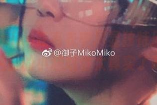 御子Yumiko在毛衣中尽显独特风采，原图后面的小尴尬也太真实了吧！