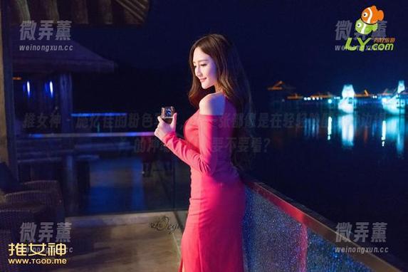 推女神-施忆佳 推女神 - 施忆佳的粉色写真,每一张都像是在轻轻唤醒某种边缘的冲动,喔,要不要看?