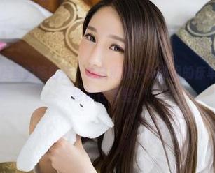 推女神 – 图片里的施忆佳，纯白得像一张刚换的床单，资源呢？也许在梦里。