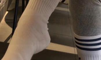 微密圈 – 精选写真：无敌哒小姨妈的美足，闲着没事该研究研究了吧。