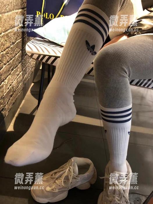 无敌哒小姨妈 微密圈 - 精选写真:无敌哒小姨妈的美足,闲着没事该研究研究了吧。