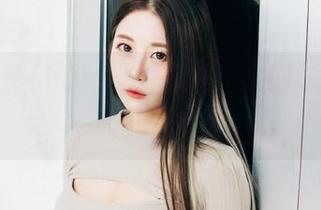 看，普美(bomi)的短裙正在图册上释放一股神秘气息！