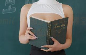 普美Bomi(보미)的分享时间，镂空作品像是在低语呢？