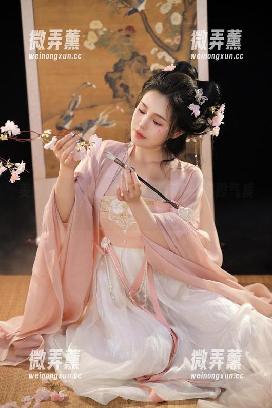 美图里的桃暖酱，古风汉服下的那股气质，嚯