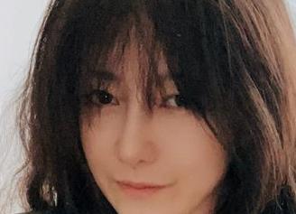 观看樱晚gigi的图包，晶莹如此，让我感受到了艺术与肥宅快乐的微妙结合。