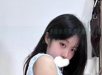 微密圈 – 别吞口水！火龙果羊的红色连体吊带又更新啦，完美衬托她的水果气质