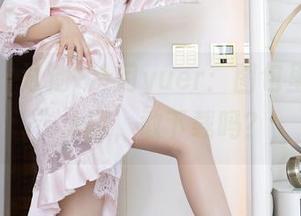 秀人网 – 泳池+冷月yuer：图包里的“水”太深，敢下载吗？