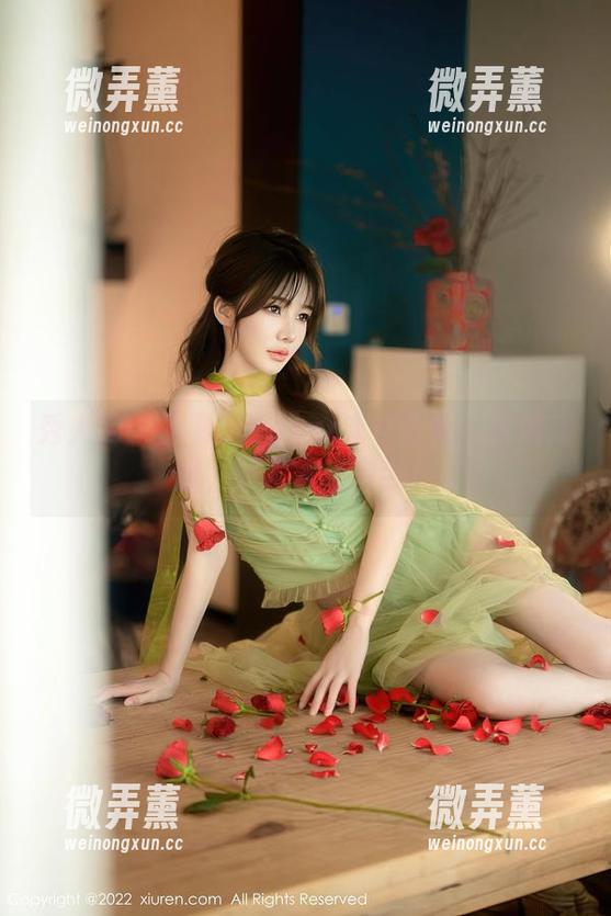 秀人网 - 王馨瑶Yanni泳衣合集：水波荡漾，除了水还有我！