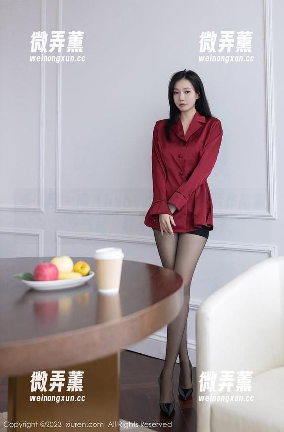 秀人网 - 雨儿baby的白裙：这片作品集，这气质，敢不敢下载试试？