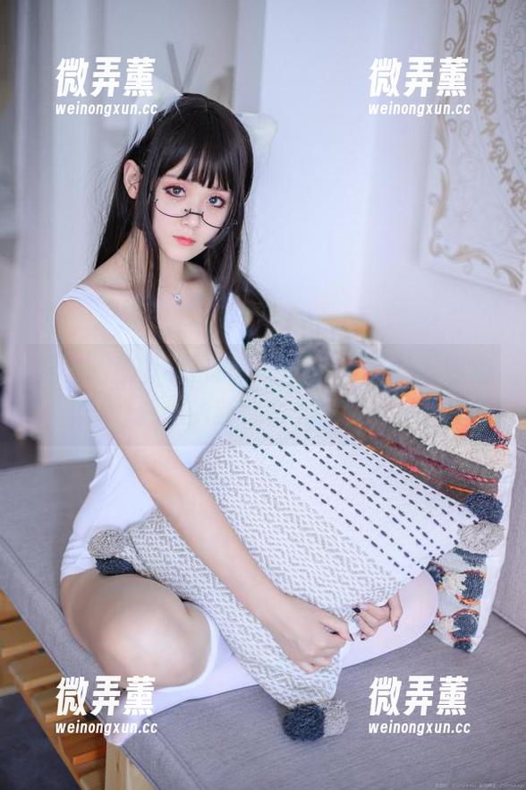查看网盘里的秋楚楚不秃头写真，发现她我们的新秘书上班了！