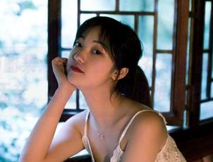 轰趴猫图集：冷眼看着，花草繁盛却一脸无奈，那猫大概也很难过吧？