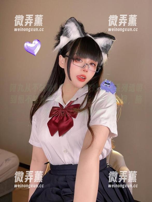 阿九从不咕咕(九言)的沈妙泳装系列透明到恨不能第四次刷新，在线盯着美图，脑子里是浮夸的眼神。