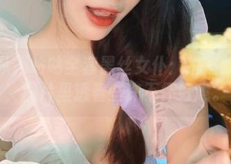 阿九从不咕咕全套黑丝女仆：挑眉的姿势，图片里透着些许不怀好意。