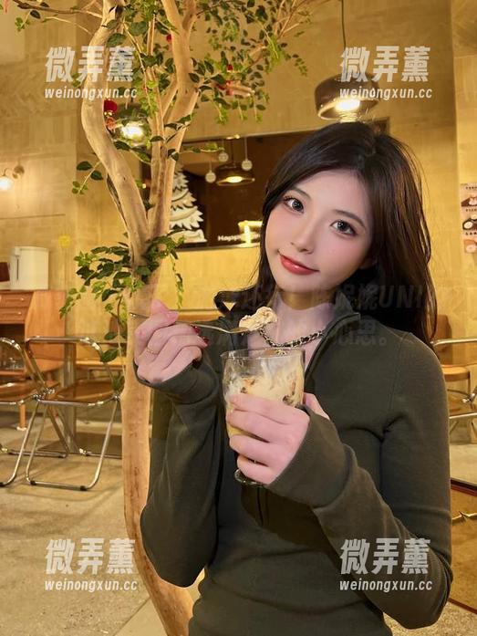 微密圈 - 饿了？游泳还行！陈妮妮UNI的泳池美图精选满足你的小心思。