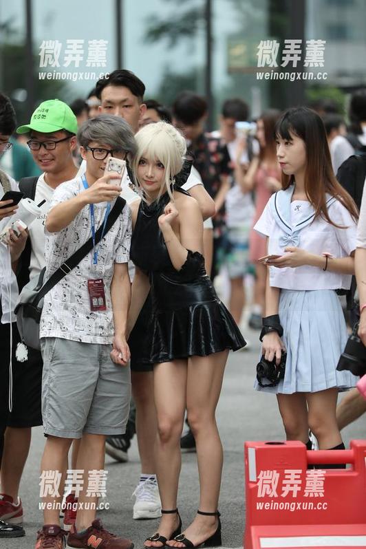 魔镜街拍-婷婷 魔镜街拍 - 最新表演!婷婷的粉裙工作日常图集,明明很忙却还是那么“闲”?