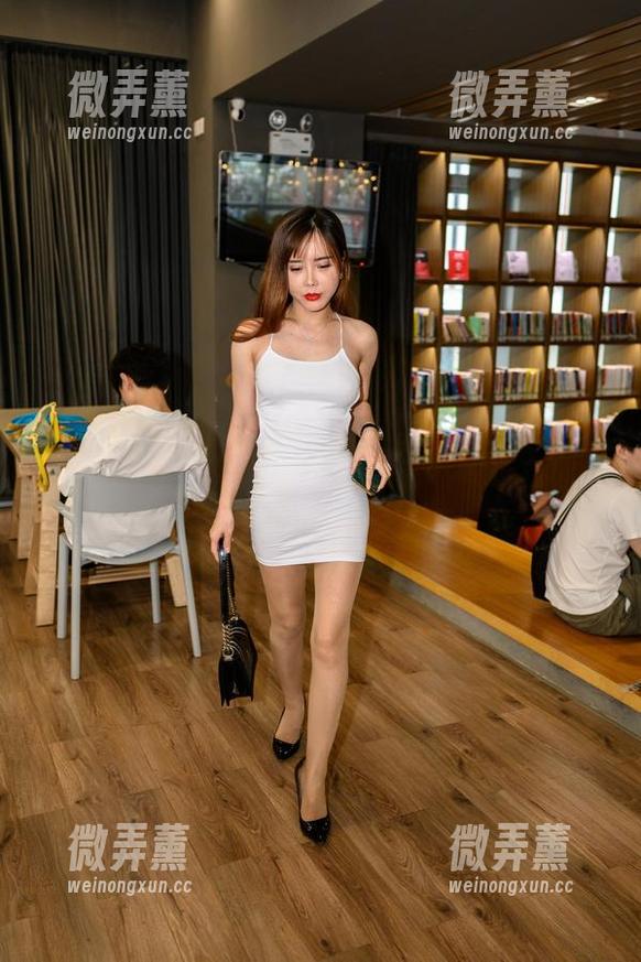魔镜街拍 - 最新放送！午后休闲，婷婷的灰裙配薄丝，完美得我都不会说话了。