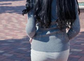 魔镜街拍：长腿闪闪发光的制服姑娘，高清照片别有一番滋味。
