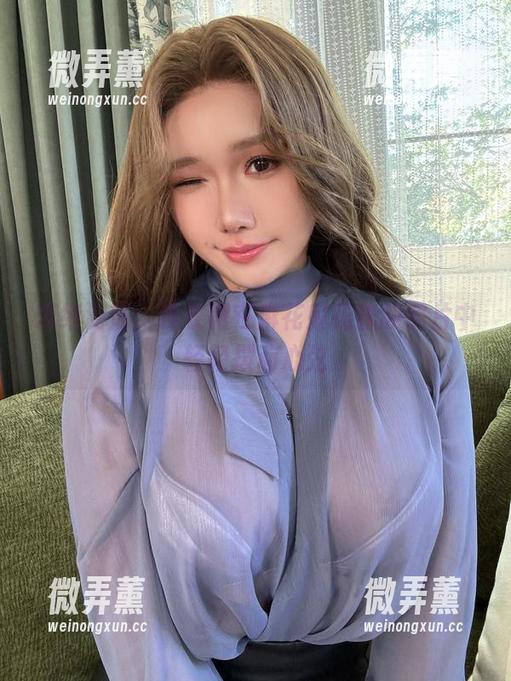 麻花麻花酱 思绪游荡,连衣裙在麻花麻花酱的照片中轻轻拨动心弦